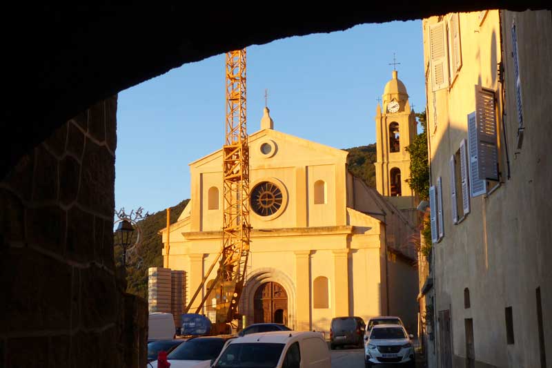 Olmeto : façade de l'église au soleil levant