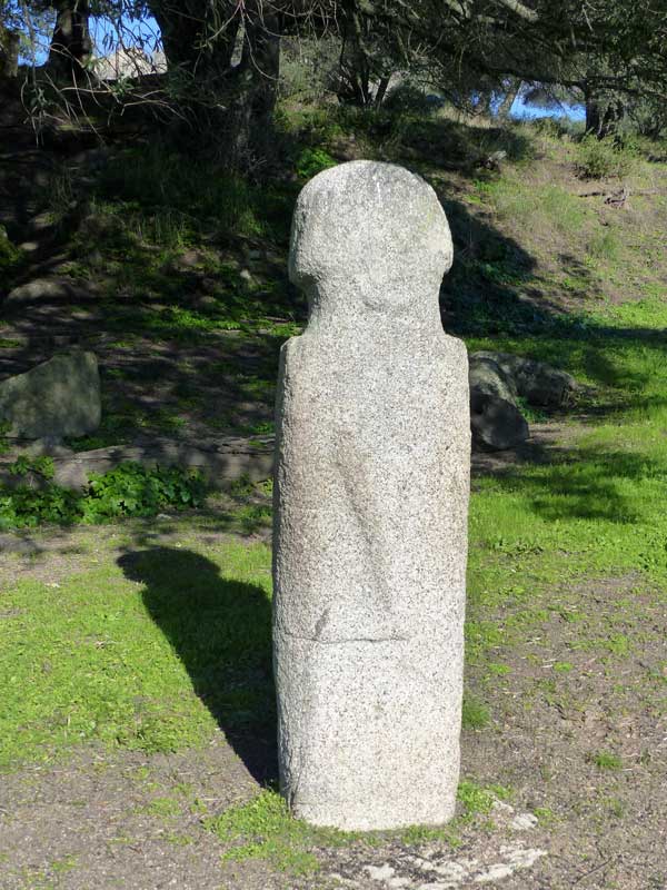 Stèle dns la
                  prairie