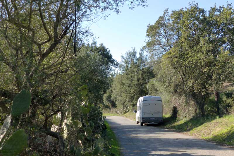 Filitosa-Exisi-stationne-sur-la-petite-route