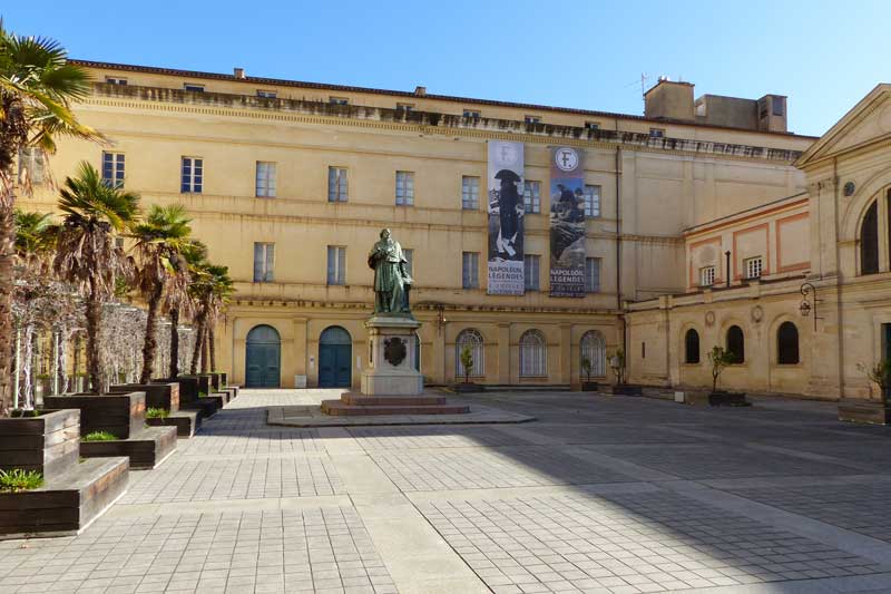 Ajaccio-cour-du-Palais-Fesch