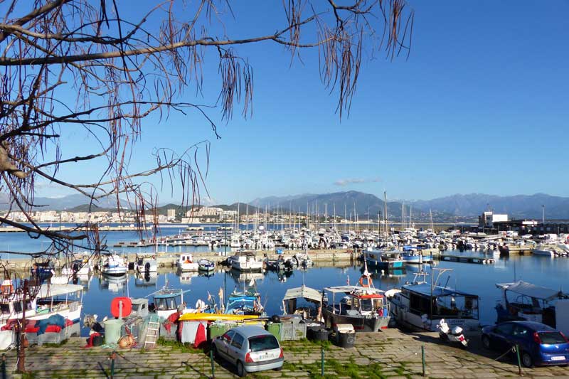 Ajaccio-l'ancien-port-derriere-la-jetee