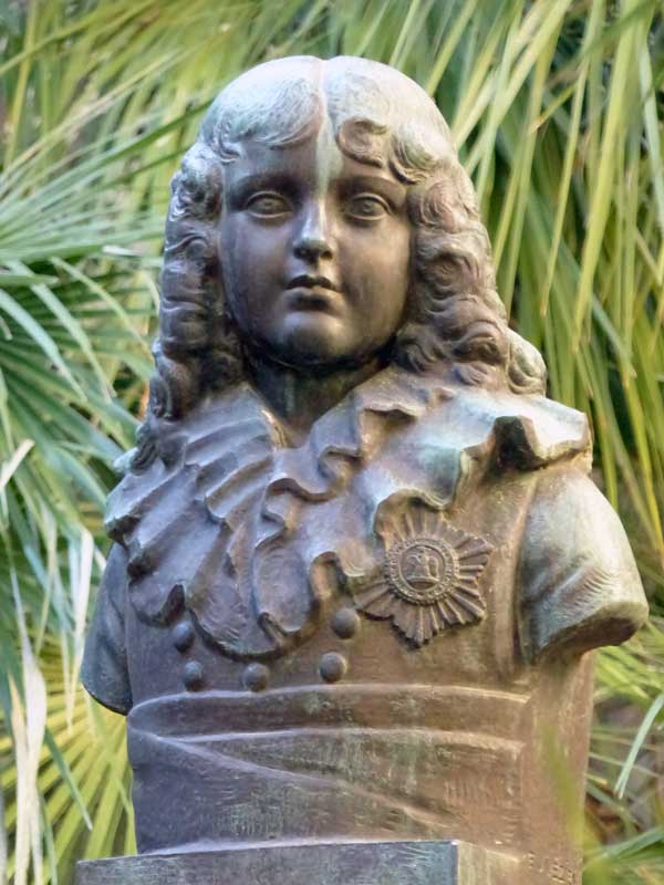 Ajaccio-buste-du-Roi-de-Naples-dans-le-jardin-devant-la-Maison-Bonaparte
