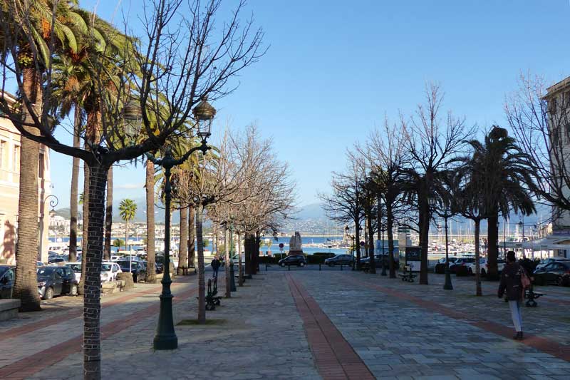 Ajaccio : bas de la place Maréchal Foch donnant
                  sur le port