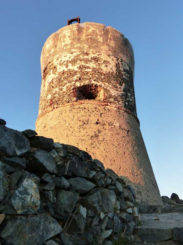Au-pied-de-la-Tour-de-la-Parata