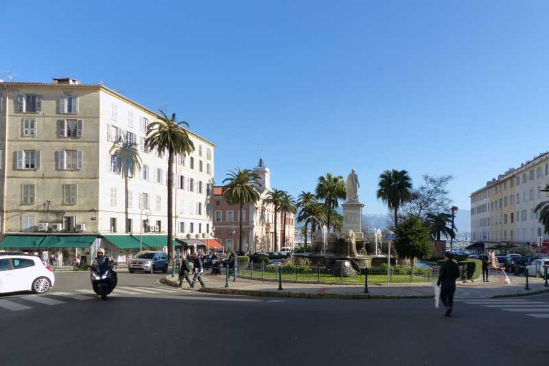 En traversant Ajaccio, la Place Maréchal Foch