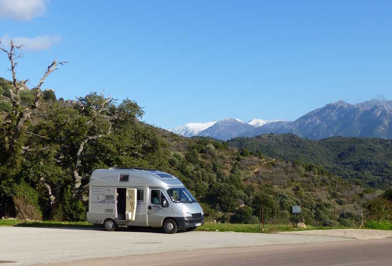 Pause-déjeuner au pied de Sarrola-Carcopino et
                  devant les montagnes enneigées