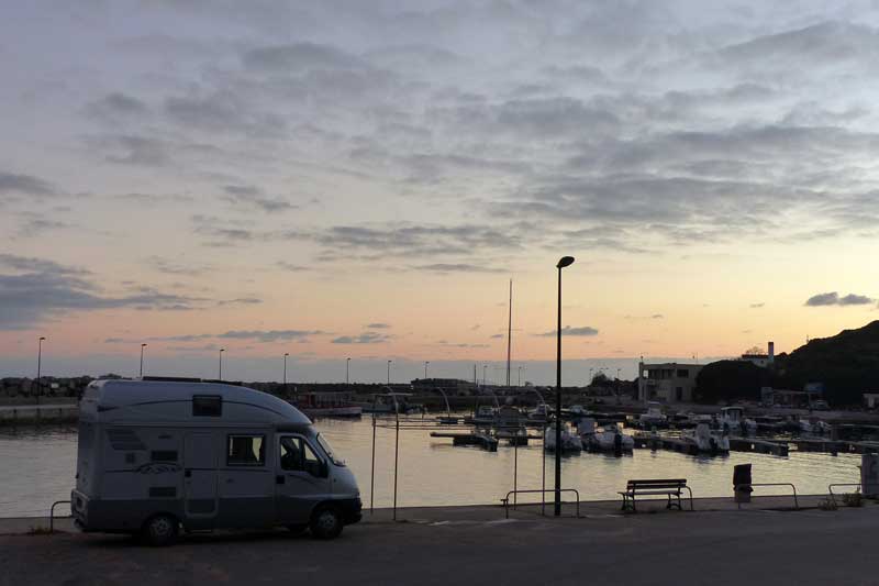 Cargese-bivouac-sur-le-quai-du-port