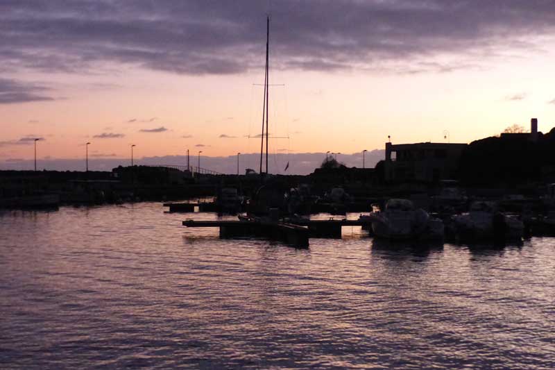 Le
            port de Cargese au crépuscule