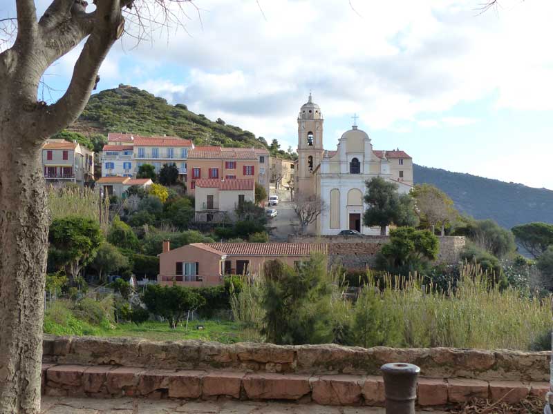 Cargese-l'eglise-latine-depuis-l'eglise-grecque