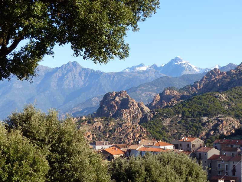 Piana-les-Calanches-et-les-montagnes-au-dela-du-village