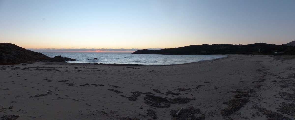 Crépuscule à 17h24 sur la plage d'Arone