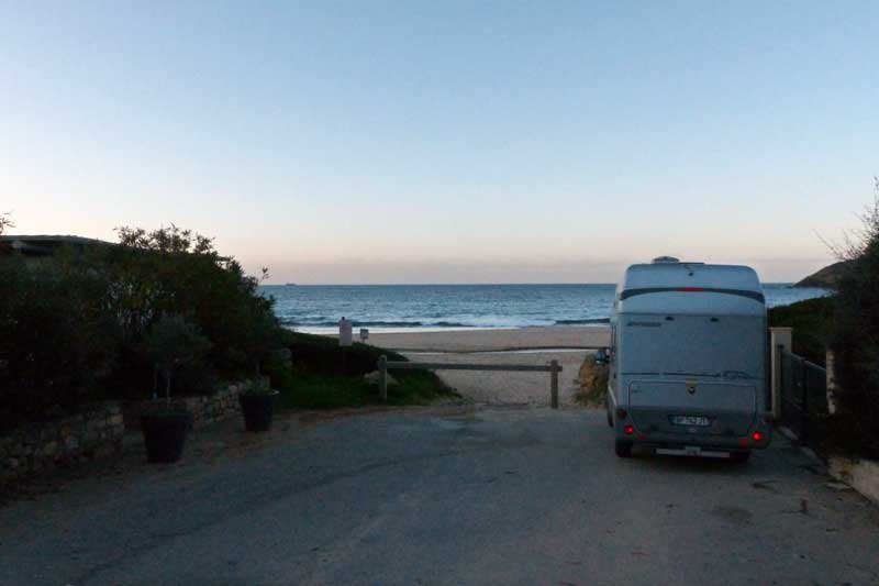 Mon bivouac
                  devant la plage d'Arone