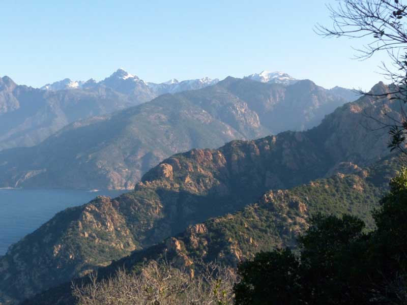 Belvedere-vers-les-montagnes-enneigees