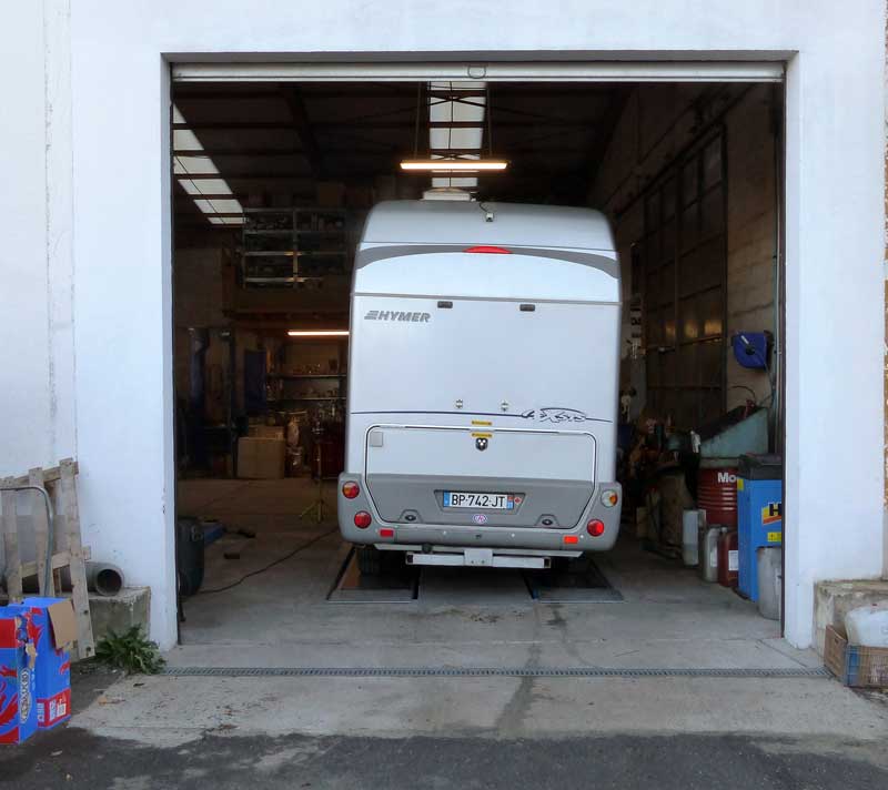 Au sortir du garage de Corte, l'Exsis avec son
                  petit air penché...