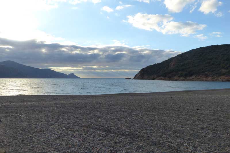 Plage-de--Bussaglia-vers-Capo-Rosso--et-la-tour-de-Turghju