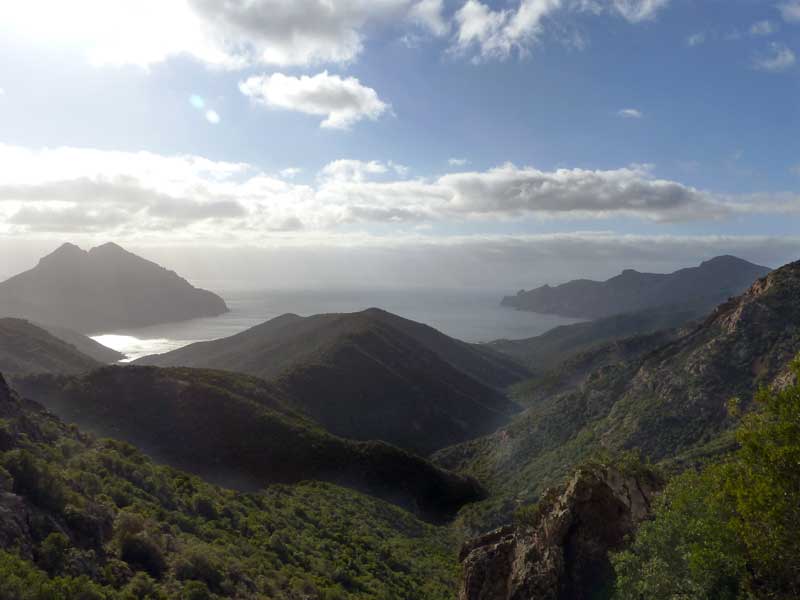 Vue vers le golfe de Girolata depuis le Col de
                  Palmarella