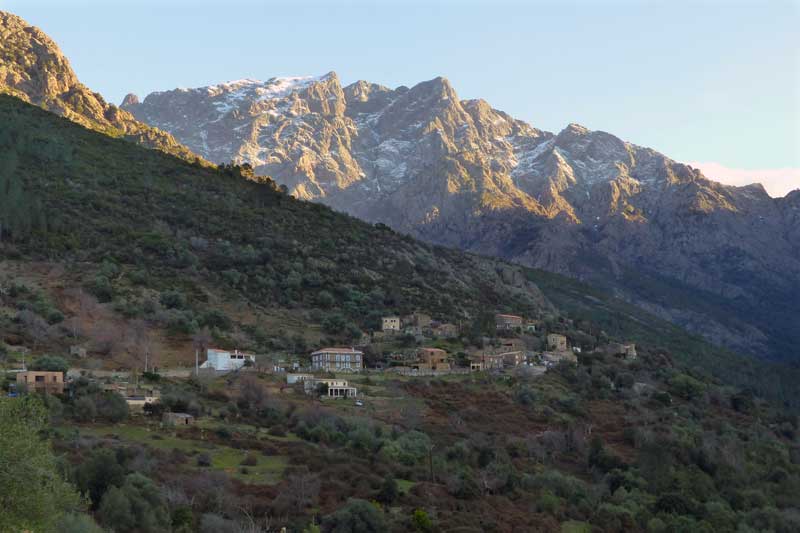 Haute
                  Vallée du Fango : village accroché