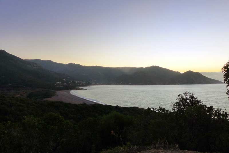 Golfe-de-Galeria-et-plage-de-Riciniccia-au-crepuscule
