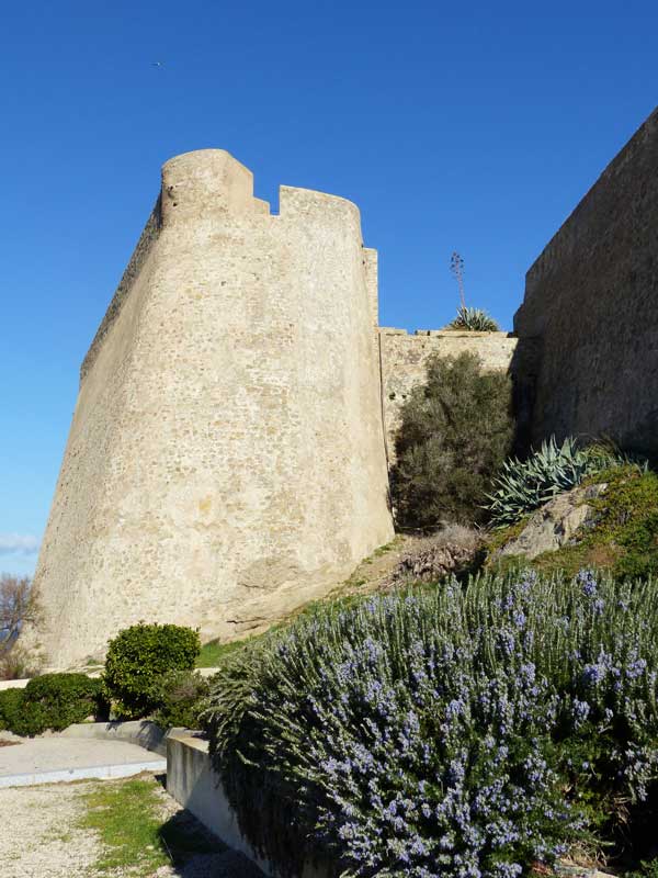 Calvi-bastion-de-la-citadelle-en-face-de-la-porte