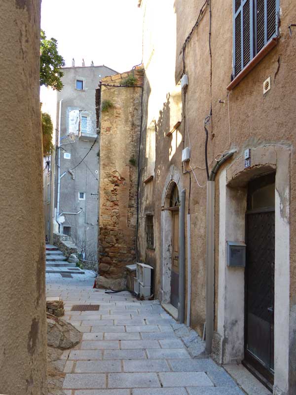 Calvi-rue-de-la-maison-Colombo