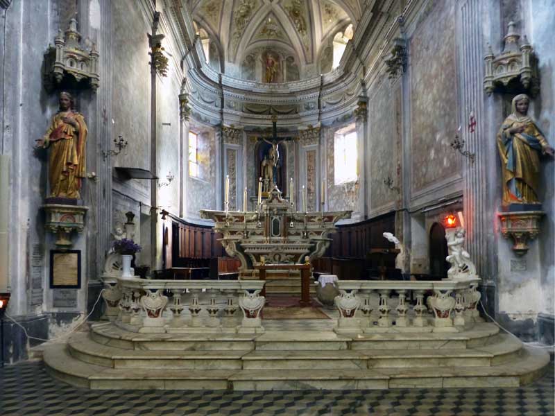 Autel en marbre polychrome de l'église
                    St-Blaise