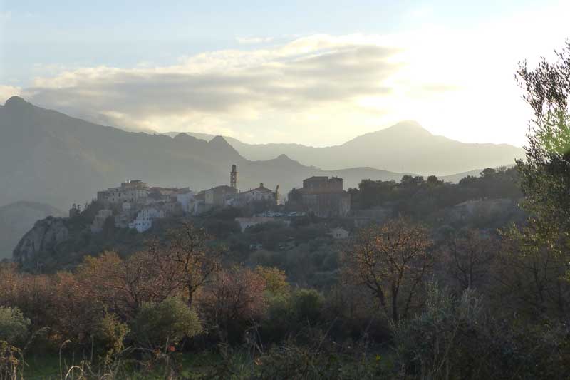 Montemaggiore-a-contrejour-du-soleil-couchant
