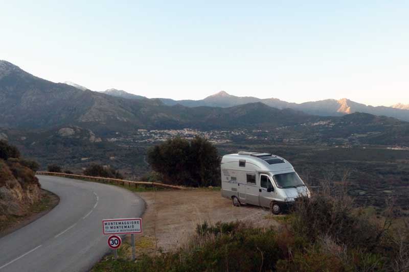 Mon bivouac au dessus de Montemaggiorea, au fond
                Calenzana