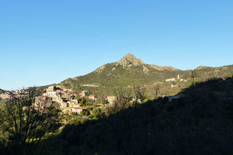Corbara-et-son-couvent à flanc de montagne