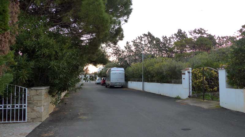 L'Ile-Rousse : bivouac dans le
                        Lotissement-des-Iles.