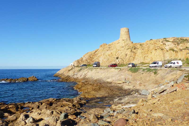 L'Ile-Rousse : sur le parking au pied de la tour de
                la Pietra