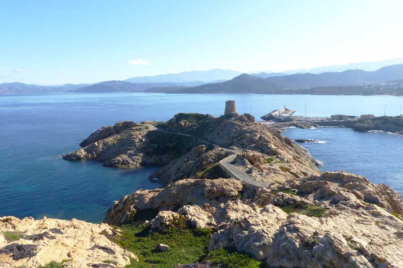 L'Ile-Rousse : tour d la Pietra depuis le phare