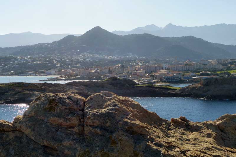 L'Ile-Rousse-la-ville-depuis-l'ile-de-la-Pietra