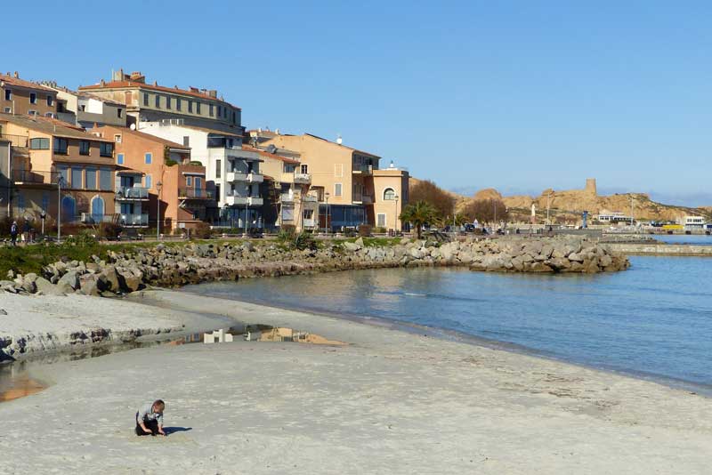 L'Ile-Rousse-la-plage-depuis-la-Promenade-Tino-Rossi.