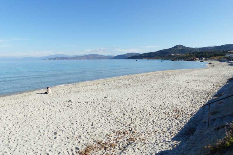 Plage de L'Île-Rousse vers le nord depuis
                          la Promenade Tino-Rossi