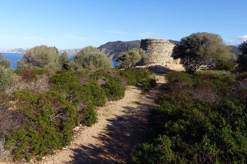 Losari-le-sentier-vers-la-tour