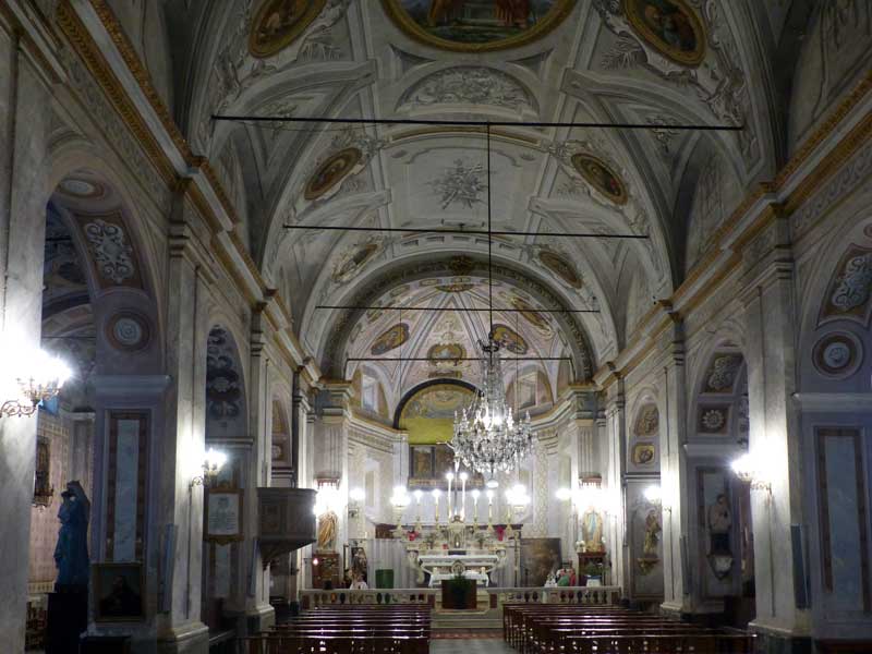 Luri-Piazza-eglise-St-Pierre-nef-et-choeur