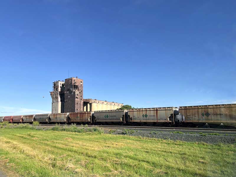 Thunder-Bay : silos et wagons à grain