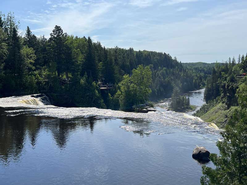 Kakabeka-Falls-en-amont-de-la-chute