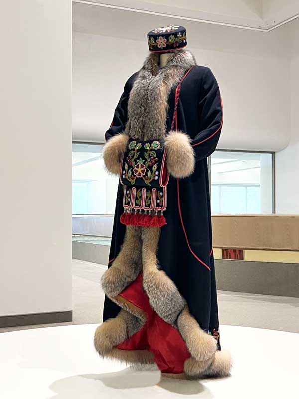 Manteau, manchon en sac à feu et chapeau, par
                  Jennine Krauchi, Metis (2022)