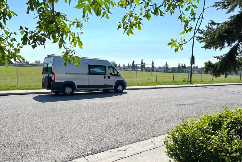 Calgary :
                  bivouac devant le terrain de sport de l'école
                  St-Hubert