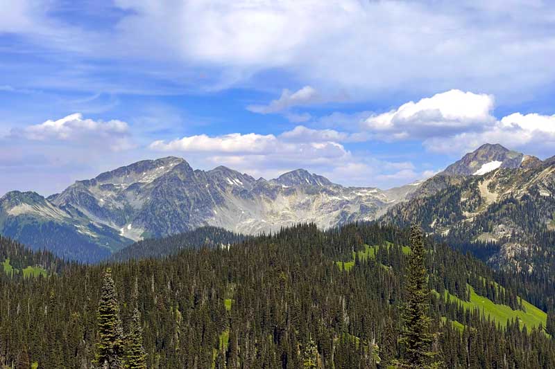 sur-le-Mont Revelstoke montagnes au nord