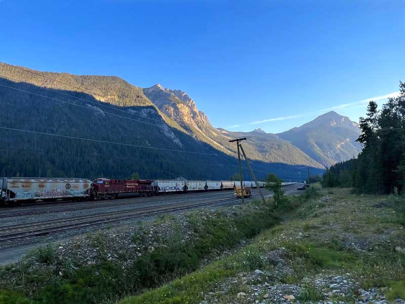 Field : bivouac au dessus des rails