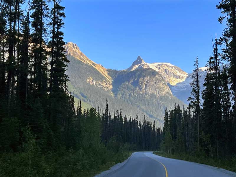 Sur-la-route-d'Emerald-Lake.
