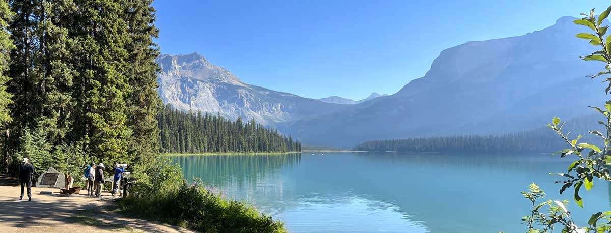 Départ
            du sentier faisant le tour du lac