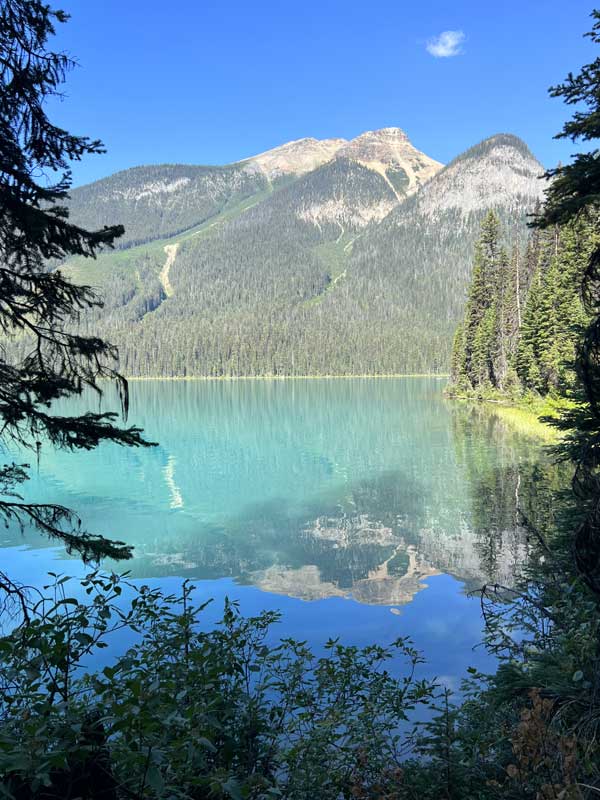 Reflets sur le lac depuis le sentier