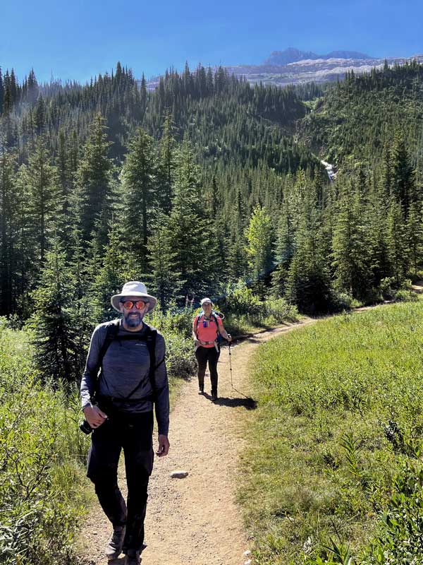 Mathieu A. et Juliette arrivent sur le sentier du
                  lac Yoho