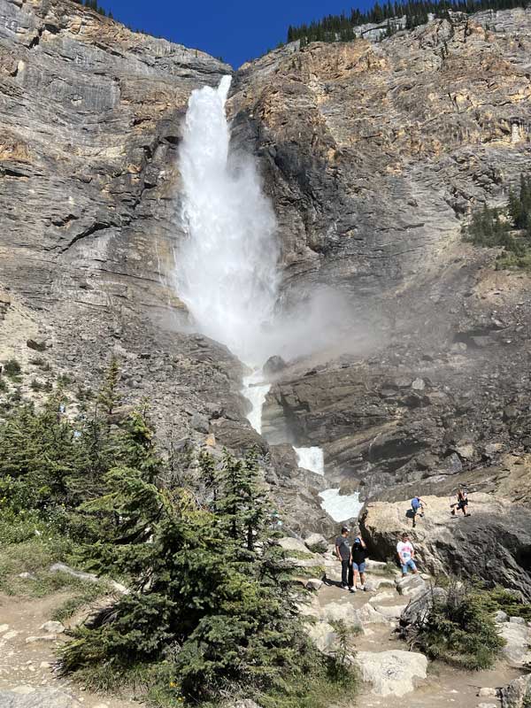 Takakkaw Falls : au pied de la chute