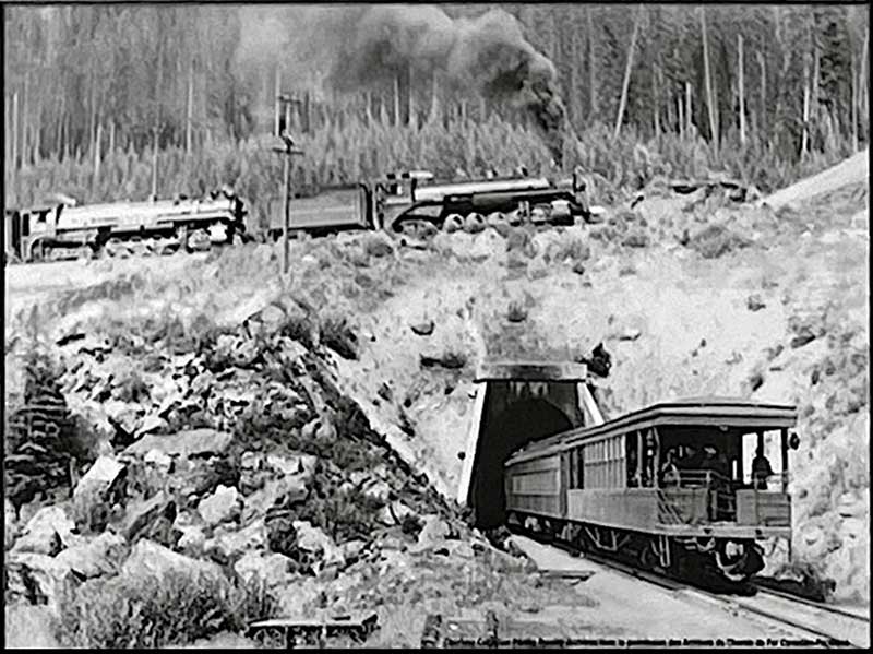 Un
            train de vayageurs du Canadien Pacifique passe dans le
            tunnel inférieur en 1948