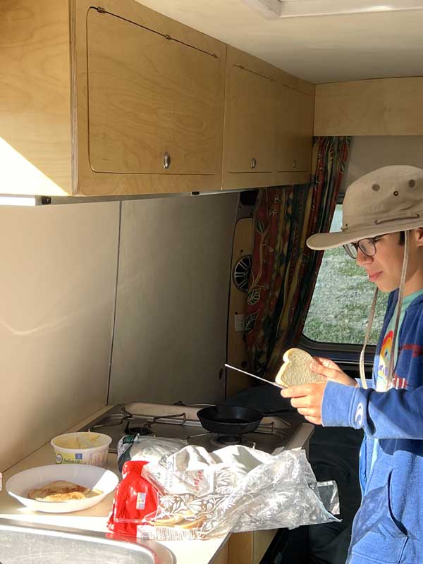 Camping de Lake-Louise : Gabriel prépare ses
                  toasts