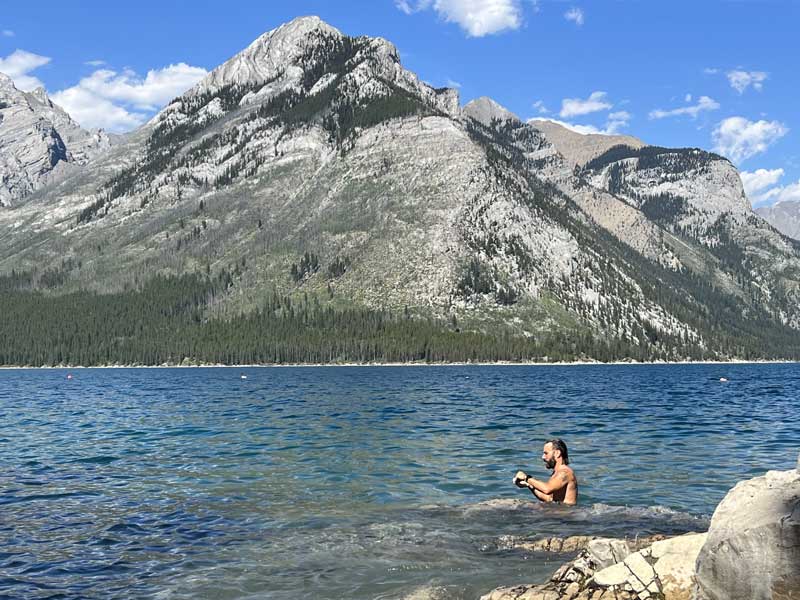 Mathieu se
            baigne dans le lac Minnewanka
